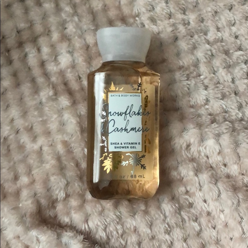 Snowflake and cashmere body wash
